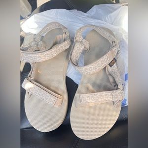 Women’s Tevas Size 9